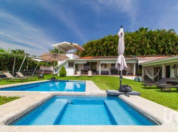 Casa · 302m² · 4 Recámaras · 3 Estacionamientos · Casa de Lujo en Colinas de Santa Fe | 720 m² de Terreno, Alberca, Bungaló y Paneles Solares