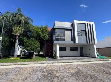 Casa · 340m² · 4 Recámaras · 2 Estacionamientos · Casa en Renta en Lomas de Angelópolis III, Parque Chihuahua
