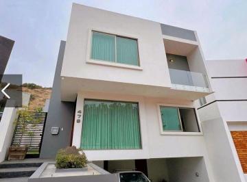 Casa · 390m² · 4 Recámaras · 4 Estacionamientos · Hermosa Casa en Venta en La Rioja con Jardín, Terraza y Roof Garden