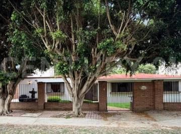Casa · 237m² · 4 Recámaras · 3 Estacionamientos · Residencia en Venta, 1a de Fresnos 110 Fracc Jurica Campestre, Querétaro, México