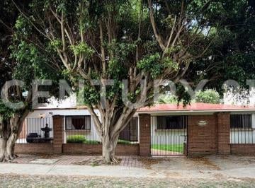 Casa · 238m² · 4 Recámaras · 3 Estacionamientos · Residencia en Venta, 1a de Fresnos 110 Fracc Jurica Campestre, Querétaro, México