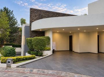 Casa · 620m² · 4 Recámaras · 5 Estacionamientos · Casa en Bosques de Los Lagos con 620 m² de Construcción