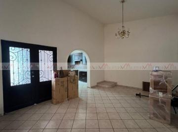 Casa uso de suelo · 315m² · 3 Recámaras · 3 Estacionamientos · Casa con Uso de Suelo en Venta en El Cercado Centro