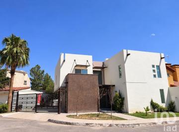 Casa · 259m² · 3 Recámaras · 5 Estacionamientos · Residencia en Venta con Amplio Patio, Sector Canal 44, Cd Juarez