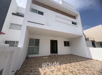 Casa · 50m² · 5 Recámaras · 2 Estacionamientos · Casa en Zona Este Milenio III con 5 Recámaras, Id:.