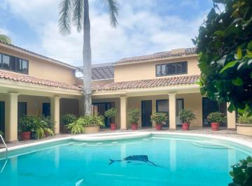 Casa · 890m² · 4 Recámaras · 11 Estacionamientos · Renta Casa Real Hacienda San Jose Juitepec