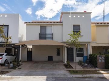 Casa · 165m² · 3 Recámaras · 2 Estacionamientos · Casa Amplia Semiamueblada en Renta por Valle del Sol La Sarzana