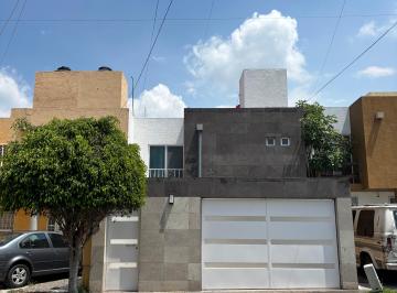 Casa de 3 habitaciones, Corregidora · Casa en Renta en Misión de Santa Sofía con 3 Recámaras.