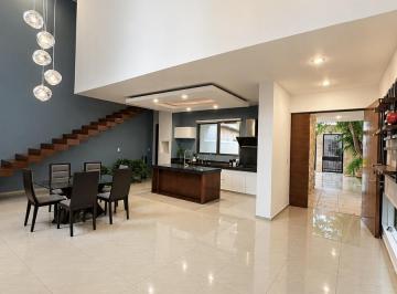 Casa · 229m² · 3 Recámaras · 4 Estacionamientos · | Casa en Renta o Venta de 3 Habitaciones con Paneles Solares |