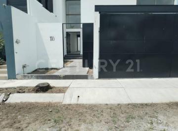 Casa · 216m² · 3 Recámaras · 2 Estacionamientos · Casa en Venta en Paseos de La Hacienda, Colima