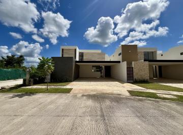 Casa · 316m² · 4 Recámaras · 4 Estacionamientos · Casa en Venta en Privada Parque Natura