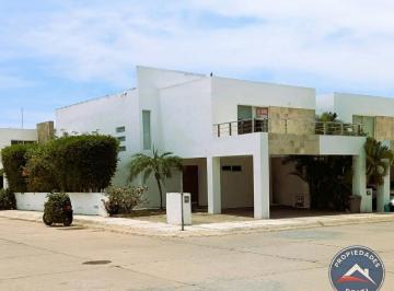 Casa · 238m² · 3 Recámaras · 2 Estacionamientos · Casa en Renta en Privada con Alberca en Sabalo Country