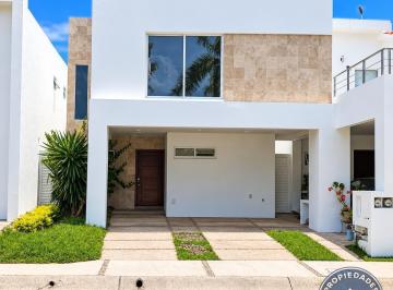 Casa · 238m² · 3 Recámaras · 2 Estacionamientos · Casa en Renta en Privada con Alberca en Sabalo Country