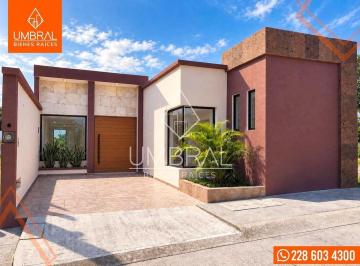 f425e42a1bd002108780254a830eee0bf1a38dc57338250db4d59486764d603d · Casa de 1 Nivel en Venta, Fracc. Privado, Coatepec