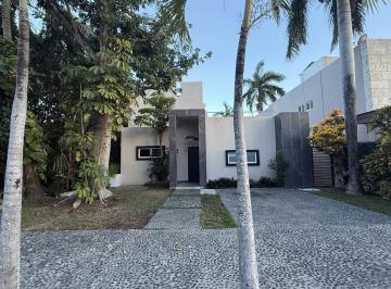 Casa · 300m² · 3 Recámaras · 2 Estacionamientos · Casa en Residencial Cumbres Una Planta en Renta