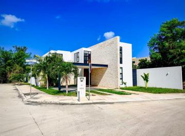 Casa de 4 habitaciones, Mérida · Casa en Venta en Esquina en Privada Nortemerida, 4 Habitaciones y Doble Altura
