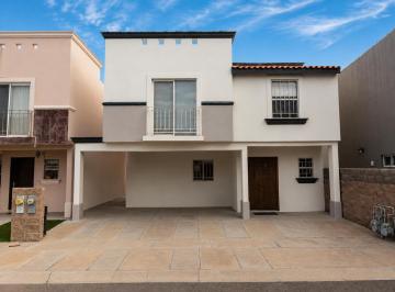Casa · 145m² · 3 Recámaras · 2 Estacionamientos · Amplia Casa Venta en Paseo del Real por Zona La Sarzana
