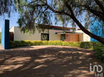 Casa · 393m² · 3 Recámaras · 6 Estacionamientos · Casa en Venta en Balvanera Queretaro