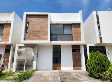 Casa · 139m² · 3 Recámaras · 2 Estacionamientos · Lomas de La Rioja, Casa en Venta de 3 Recámaras en Fraccionamiento con Amenidades