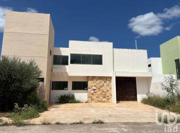 Casa · 244m² · 4 Recámaras · 2 Estacionamientos · Casa de 4 Recámaras con Alberca en San Diego Cutz, Conkal