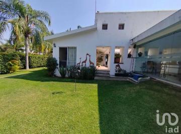 Casa · 404m² · 8 Recámaras · 6 Estacionamientos · Residencia en Renta con 8 Recámaras, Alberca y Amplios Jardines en Cocoyoc