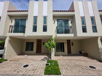 Casa de 3 habitaciones, Tonalá · Casa en Venta en Tonala Centro "Dentro de Coto"