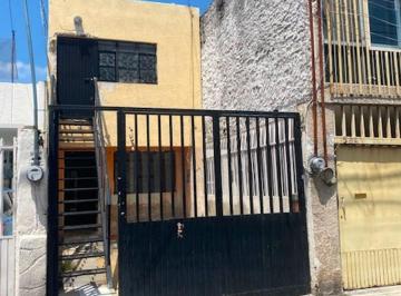 Casa de 4 habitaciones, Guadalajara · Casa en Venta, Duplex, Colonia Santa Teresita. Ideal Para Casa Habitacion, Local en Renta.