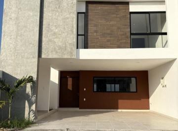 Casa · 211m² · 3 Recámaras · 2 Estacionamientos · En Venta Casa en Lomas del Dorado con 3 Recámaras y Jardín Interior