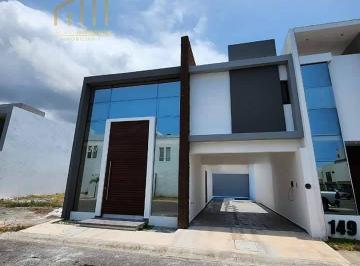 Casa · 220m² · 3 Recámaras · 3 Estacionamientos · Casa con Alberca en Venta Fraccionamiento Lomas del Sol