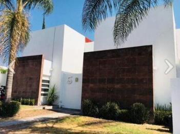 Casa · 137m² · 3 Recámaras · 2 Estacionamientos · Rento Casa en Condominio Jardines de Juriquilla Santa Fe Queretaro