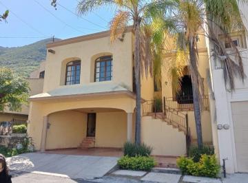 Casa · 374m² · 3 Recámaras · 2 Estacionamientos · Casa en Venta del Paseo Residencial Monterrey