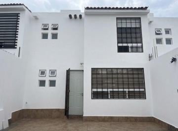 Casa de 3 habitaciones, Corregidora · Casa en Renta en Misión Mariana con Terreno Excedente