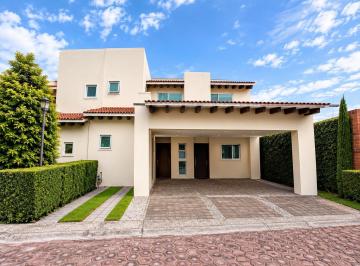 Casa en condominio · 324m² · 3 Recámaras · 2 Estacionamientos · Sauces Residencial - Metepec