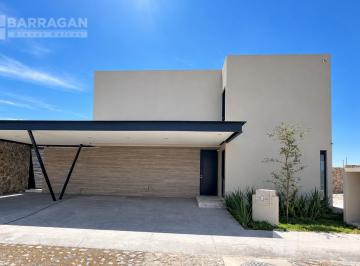 Casa · 430m² · 3 Recámaras · 3 Estacionamientos · Casa en Renta en Lomas del Campanario Norte, Santa Oliva