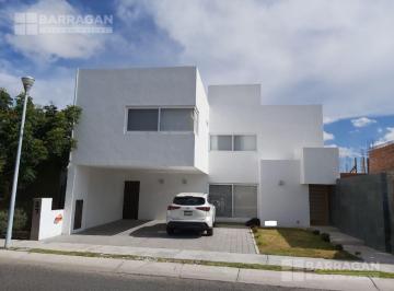 Casa · 328m² · 3 Recámaras · 2 Estacionamientos · Casa en Renta en Misión San Jerónimo, Querétaro