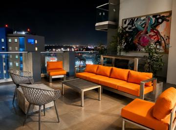 Lounge exterior del piso con vista a la ciudad · Depto en Venta Piso 7, 2 Rec, 2 Estac + Bodega, Magnitud Alameda Otay