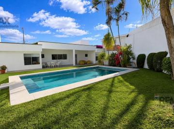 Casa · 335m² · 4 Recámaras · 3 Estacionamientos · Renta de Casa un Nivel en El Norte de Cuernavaca, Morelos…clave 6371