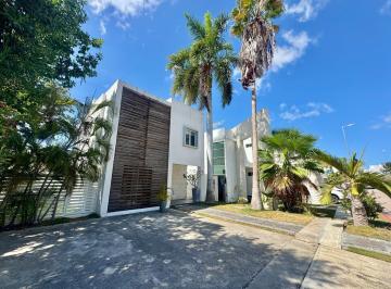 Casa · 170m² · 3 Recámaras · 2 Estacionamientos · Casa en Venta en Cumbres