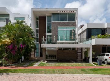 Casa · 449m² · 4 Recámaras · 4 Estacionamientos · Casa de 4 Recámaras en Venta en Residencial Cumbres