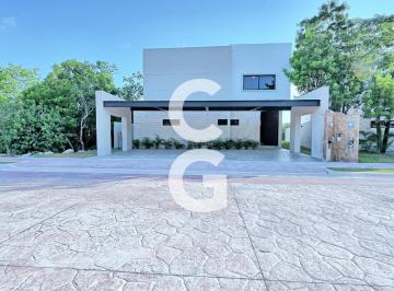 Casa · 370m² · 4 Recámaras · 2 Estacionamientos · Casa en Venta y Renta en Cancún en Residencial Lagos del Sol con Alberca y Jardín Amplio