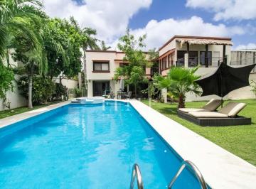 Casa · 405m² · 4 Recámaras · 3 Estacionamientos · Casa de 4 Recámaras en Venta o Renta en Residencial Campestre con Jardín y Cancha de Basquetbol