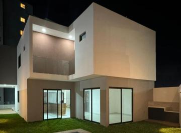 Casa · 280m² · 3 Recámaras · 2 Estacionamientos · Casa en Playas del Conchal con Alberca