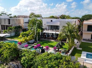 Casa · 700m² · 4 Recámaras · 4 Estacionamientos · Casa de 4 Recámaras en Venta en Lagos del Sol Frente a Lago