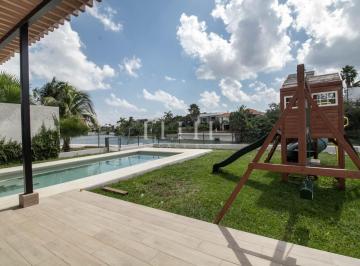 Casa · 500m² · 4 Recámaras · 8 Estacionamientos · Casa de 4 Recámaras en Renta en Lagos del Sol Frente a Lago