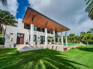 Casa · 2051m² · 5 Recámaras · 6 Estacionamientos · Exclusiva Residencia de 5 Recámaras en Venta en Canales Puerto Cancún