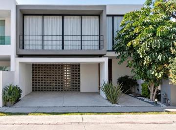 Casa de 3 habitaciones, León · Casa de 253 m² con 3 Recámaras y Jardín en Venta en Lomas Punta del Este