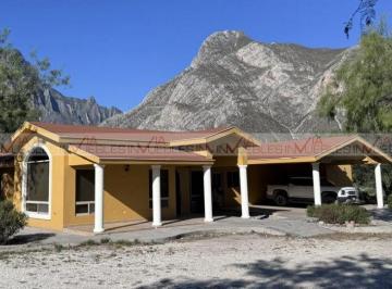 Casa · 450m² · 3 Recámaras · 4 Estacionamientos · Casa en Renta en Privadas La Huasteca
