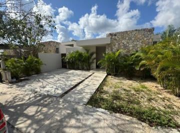 Casa en condominio de 2 habitaciones, Conkal · Casa en Venta en Privada Canaria, Conkal, con Alberca Privada