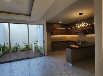 Casa · 200m² · 4 Recámaras · 2 Estacionamientos · Casa en Venta en Altozano Fraccionamiento Privado con Caseta de Vigilancia