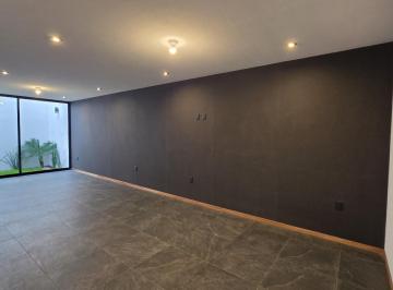 Casa · 210m² · 4 Recámaras · 2 Estacionamientos · Casa en Venta en Altozano Fraccionamiento Privado con Caseta de Vigilancia y Área Verde